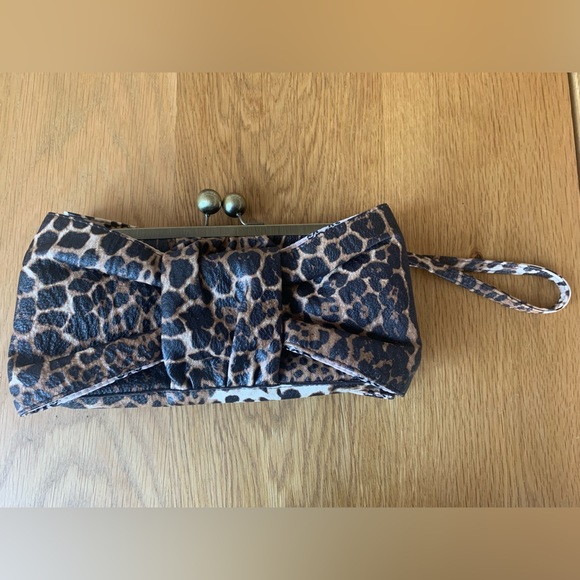 4 / 20$ Cheetah Print Bow Clutch - Picture 2 of 5